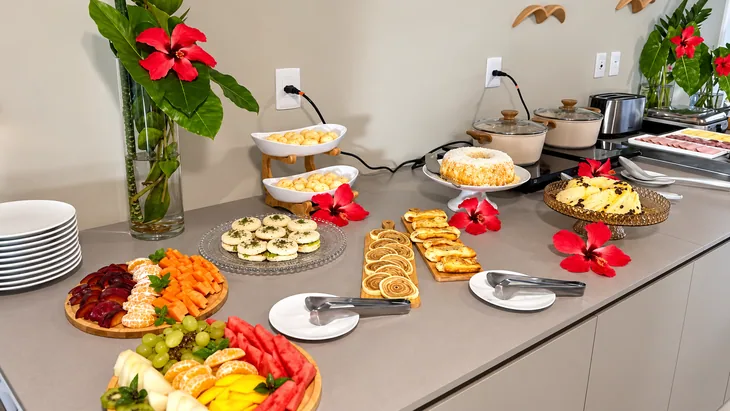Café da manhã com frutas tropicais