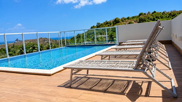 Piscina espreguicadeiras